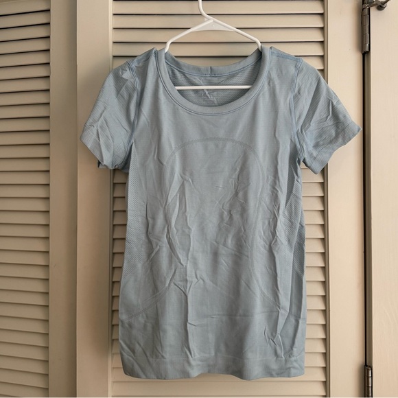 Lululemon Swiftly Tech Short Sleeve Top in Light Blue - Picture 2 of 3